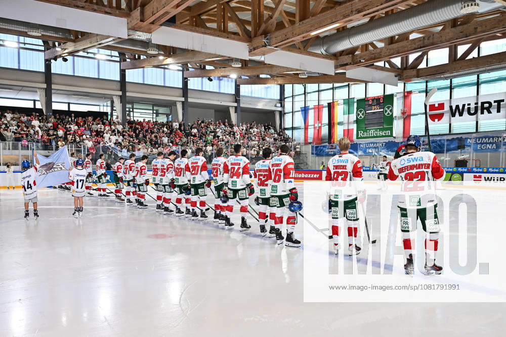 Dolomitencup 2026; Eisbären Berlin - Augsburger Panther; 23.08.2026 NEUMARKT, ITALY - 23. AUGUST: im Bild das Team der Panther bei der Nationalhymne vor dem Testspiel zwischen den Eisbären Berlin und den Augsburger Panthern beim Dolomitencup in der Würth Arena Neumarkt