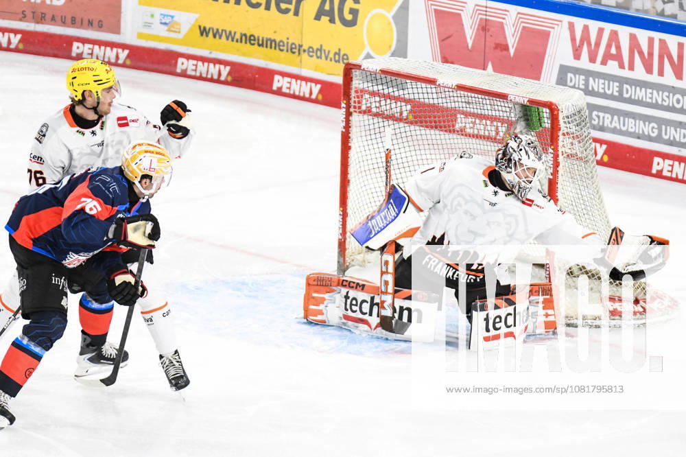 Nuernberg Ice Tigers vs. Loewen Frankfurt, Eishockey, Deutsche Eishockey Liga, Penny DEL, Vorbereitungsspiel, Gaeuboden Cup, Saison 2026 2027 am 23.08.2026 Jackson Cates (Nuernberg Ice Tigers),vergibt den Treffer, Nico Pertuch (Loewen Frankfurt) kassiert den Puck, Eishockey Herren, Deutsche Eishockey Liga, Penny DEL, Vorbereitungsspiel, Gaeuboden Cup, Saison 2026 2027 am 23.08.2026 im Eisstadion am Pulverturm, Nuernberg Ice Tigers (blau) gegen Loewen Frankfurt (weiss)