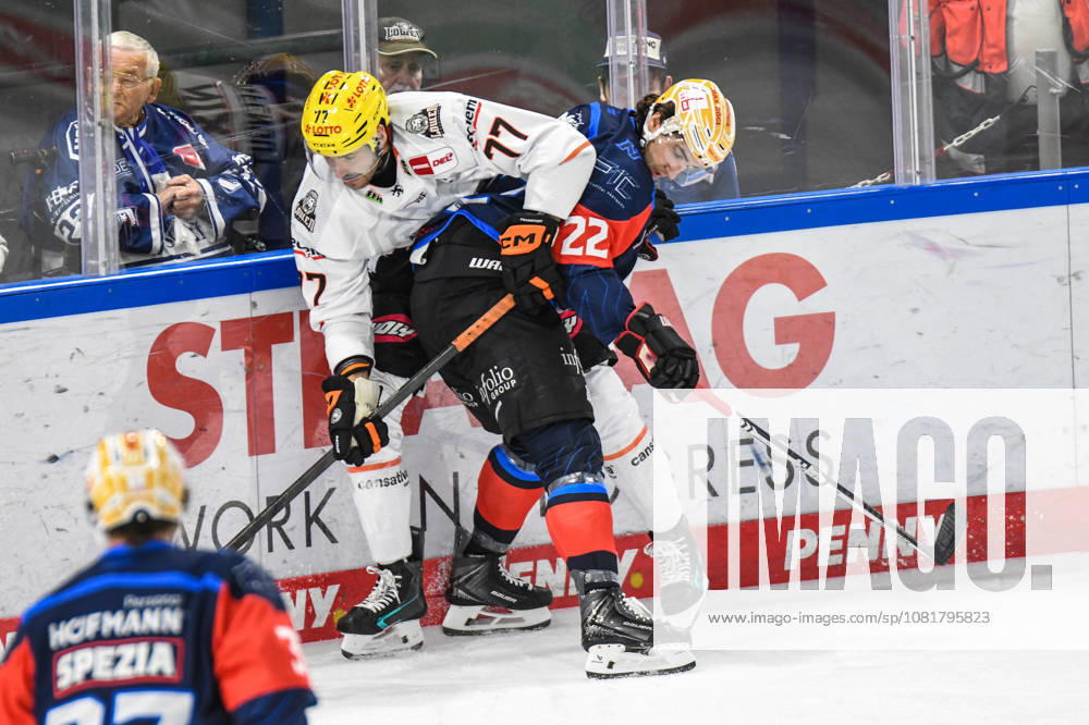 Nuernberg Ice Tigers vs. Loewen Frankfurt, Eishockey, Deutsche Eishockey Liga, Penny DEL, Vorbereitungsspiel, Gaeuboden Cup, Saison 2026 2027 am 23.08.2026 Timo Bakos (Nuernberg Ice Tigers), in Duell mit Daniel Pfaffengut (Loewen Frankfurt), Eishockey Herren, Deutsche Eishockey Liga, Penny DEL, Vorbereitungsspiel, Gaeuboden Cup, Saison 2026 2027 am 23.08.2026 im Eisstadion am Pulverturm, Nuernberg Ice Tigers (blau) gegen Loewen Frankfurt (weiss)