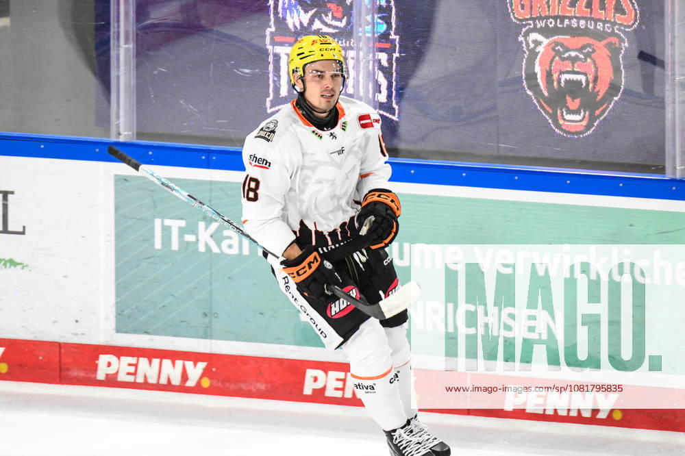 Nuernberg Ice Tigers vs. Loewen Frankfurt, Eishockey, Deutsche Eishockey Liga, Penny DEL, Vorbereitungsspiel, Gaeuboden Cup, Saison 2026 2027 am 23.08.2026 Eric Uba (Loewen Frankfurt) jubelt ueber seinen Treffer, Eishockey Herren, Deutsche Eishockey Liga, Penny DEL, Vorbereitungsspiel, Gaeuboden Cup, Saison 2026 2027 am 23.08.2026 im Eisstadion am Pulverturm, Nuernberg Ice Tigers (blau) gegen Loewen Frankfurt (weiss)