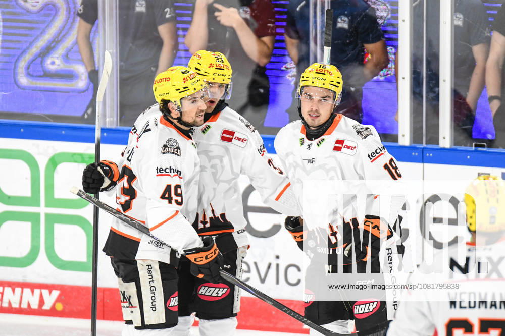 Nuernberg Ice Tigers vs. Loewen Frankfurt, Eishockey, Deutsche Eishockey Liga, Penny DEL, Vorbereitungsspiel, Gaeuboden Cup, Saison 2026 2027 am 23.08.2026 Eric Uba (Loewen Frankfurt) jubelt mit Matej Leden und Michael Joyaux ueber seinen Treffer, Eishockey Herren, Deutsche Eishockey Liga, Penny DEL, Vorbereitungsspiel, Gaeuboden Cup, Saison 2026 2027 am 23.08.2026 im Eisstadion am Pulverturm, Nuernberg Ice Tigers (blau) gegen Loewen Frankfurt (weiss)