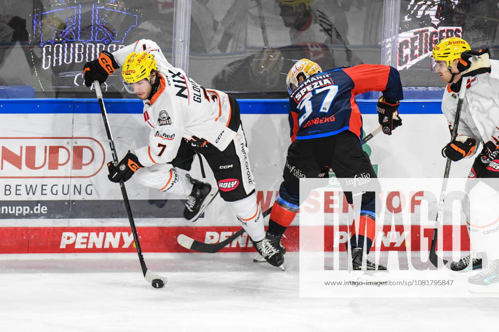Nuernberg Ice Tigers vs. Loewen Frankfurt, Eishockey, Deutsche Eishockey Liga, Penny DEL, Vorbereitungsspiel, Gaeuboden Cup, Saison 2026 2027 am 23.08.2026 Tyler Spezi (Nuernberg Ice Tigers), kommt gegen Ty Glover (Loewen Frankfurt) zu spaet, Eishockey Herren, Deutsche Eishockey Liga, Penny DEL, Vorbereitungsspiel, Gaeuboden Cup, Saison 2026 2027 am 23.08.2026 im Eisstadion am Pulverturm, Nuernberg Ice Tigers (blau) gegen Loewen Frankfurt (weiss)