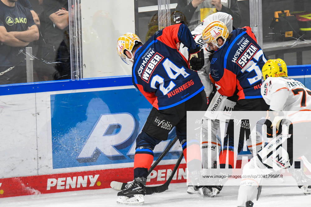 Nuernberg Ice Tigers vs. Loewen Frankfurt, Eishockey, Deutsche Eishockey Liga, Penny DEL, Vorbereitungsspiel, Gaeuboden Cup, Saison 2026 2027 am 23.08.2026 Marcus Weber (Nuernberg Ice Tigers) an der Bande Matthew Wedman (Loewen Frankfurt), Eishockey Herren, Deutsche Eishockey Liga, Penny DEL, Vorbereitungsspiel, Gaeuboden Cup, Saison 2026 2027 am 23.08.2026 im Eisstadion am Pulverturm, Nuernberg Ice Tigers (blau) gegen Loewen Frankfurt (weiss)