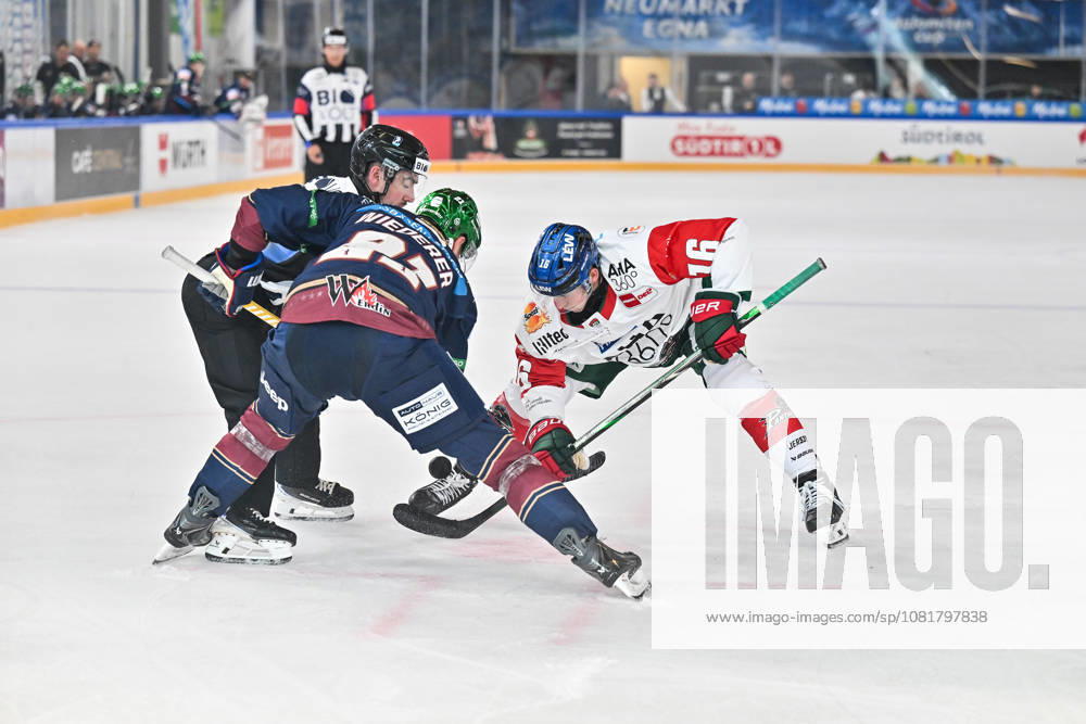 Dolomitencup 2026; Eisbären Berlin - Augsburger Panther; 23.08.2026 NEUMARKT, ITALY - 23. AUGUST: im Duell beim Bully Manuel WIEDERER (Eisbären Berlin 21) und Cameron WRIGHT (Augsburger Panther 16) während dem Testspiel zwischen den Eisbären Berlin und den Augsburger Panthern beim Dolomitencup in der Würth Arena Neumarkt