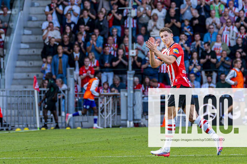 EINDHOVEN - Ruben van Bommel of PSV Eindhoven thanks the supporters for their support during the Eredivisie match between PSV Eindhoven and FC Groningen at the Philips Stadium on August 23, 2026, in Eindhoven, the Netherlands. KEVIN SENDERS ANP Eredivisie 2026 27 ANPxSportx xMarcelxterxBalsxIVx 566112124 originalFilename: 566112124