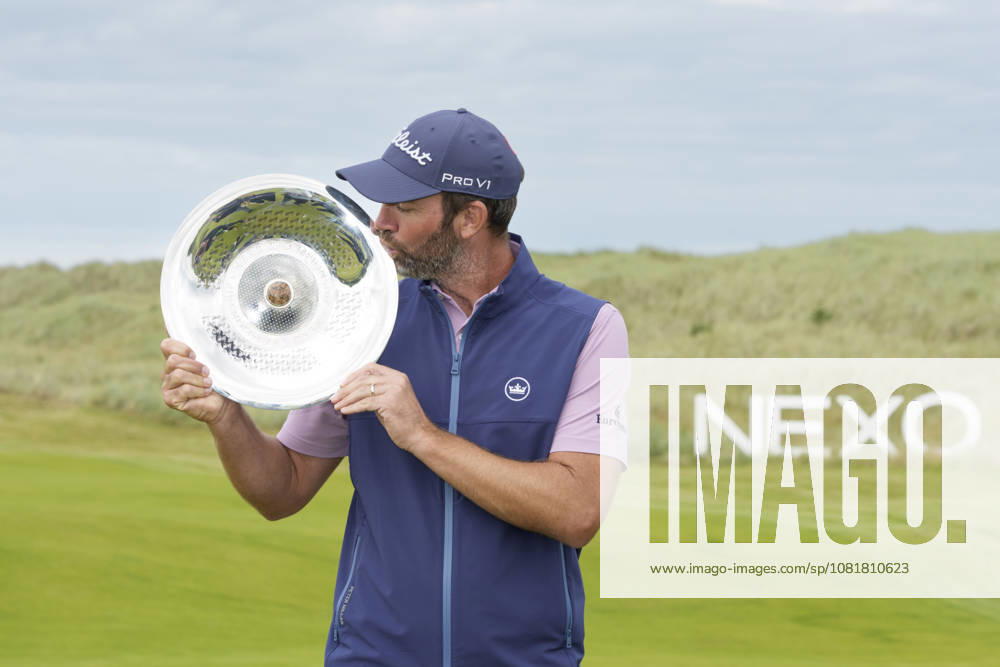 BALMEDIE, SCOTLAND - AUG 23: Scott Jamieson (SCO) kisses the Nexo Trophy after Round 4 at the 2026 Nexo Championship at the Trump International Golf Links, Balmedie on August 23, 2026 in Aberdeenshire, Scotland The 2026 Nexo Championship
