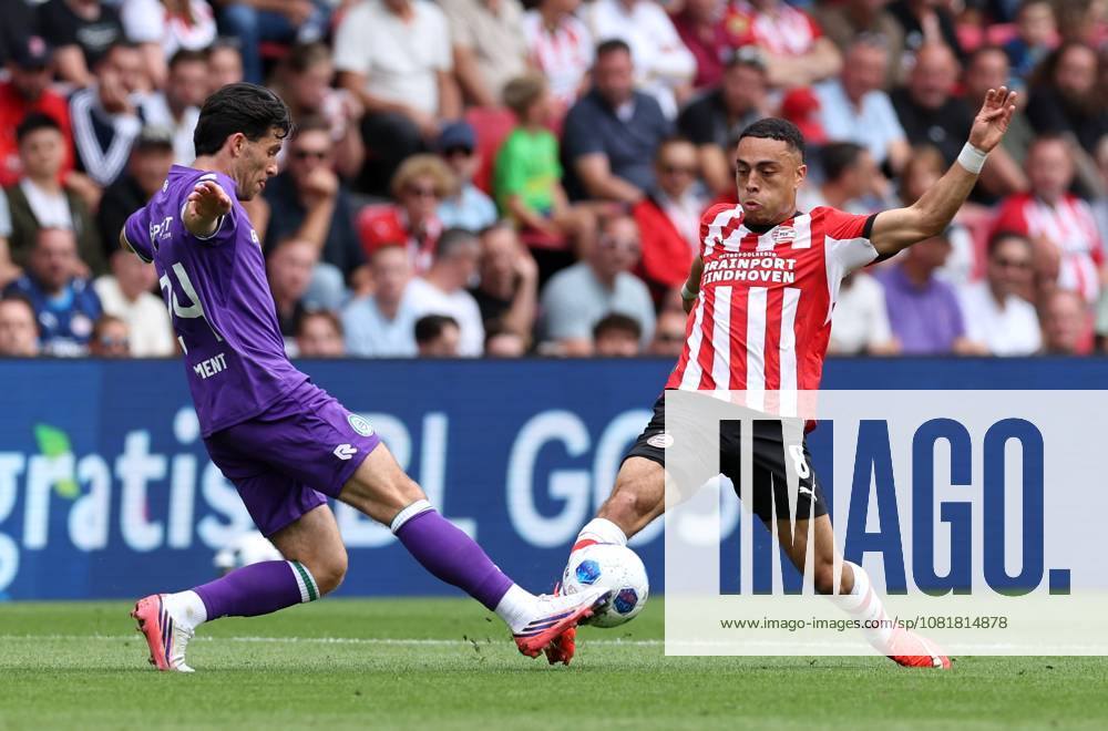 EINDHOVEN - PSV Eindhoven verdediger Sergino Dest met FC Groningen middenvelder Pelle Clement tijdens de Vriendenloterij eredivisie wedstrijd tussen PSV en FC Groningen in Philips stadion op 23 augustus 2026 in Eindhoven , Nederland. -