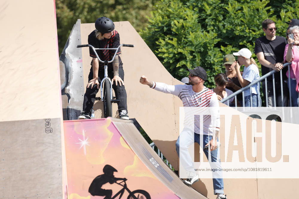 Finale Männer bei der UEC BMX Freestyle Park Europameisterschaft in Darmstadt Ausrichter VC Darmstadt hier Philipp Muth Darmstadt Deutscher Meister rechts Bundestrainer Mark König Darmstadt Hessen Deutschland