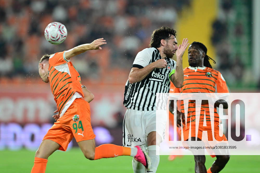 Alanyaspor v Besiktas - Turkish Super Lig ANTALYA, TURKIYE - AUGUST 23: Besiktas player Orkun Kokcu (C) competes with opponents during the Turkish Super Lig 2nd week match between Corendon Alanyaspor and Besiktas at Alanya Oba Stadium in Antalya, Turkiye on August 23, 2026. Orhan Cicek Anadolu Antalya Turkey. Editorial use only. Please get in touch for any other usage.