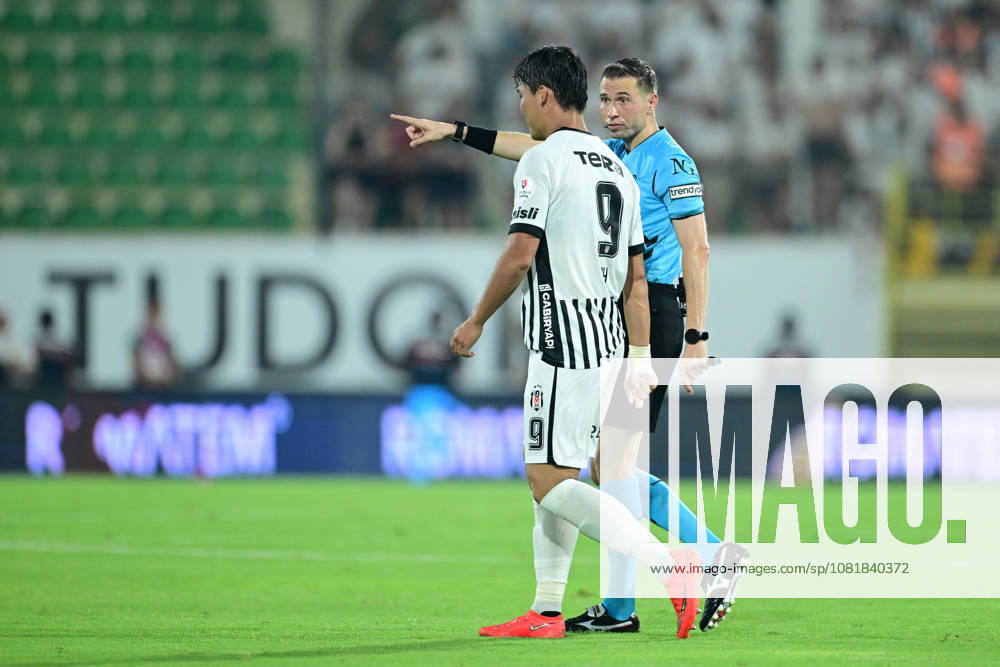 Alanyaspor v Besiktas - Turkish Super Lig ANTALYA, TURKIYE - AUGUST 23: Referee Adnan Deniz Kayatepe warns Besiktas player Hyeongyu Oh during the Turkish Super Lig 2nd week match between Corendon Alanyaspor and Besiktas at Alanya Oba Stadium in Antalya, Turkiye on August 23, 2026. Orhan Cicek Anadolu Antalya Turkey. Editorial use only. Please get in touch for any other usage.