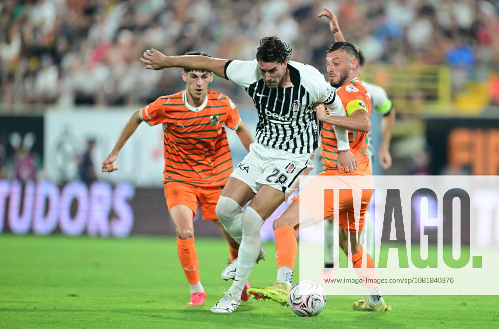 Alanyaspor v Besiktas - Turkish Super Lig ANTALYA, TURKIYE - AUGUST 23: Besiktas player Dusan Vlahovic (28) competes with opponents during the Turkish Super Lig 2nd week match between Corendon Alanyaspor and Besiktas at Alanya Oba Stadium in Antalya, Turkiye on August 23, 2026. Orhan Cicek Anadolu Antalya Turkey. Editorial use only. Please get in touch for any other usage.