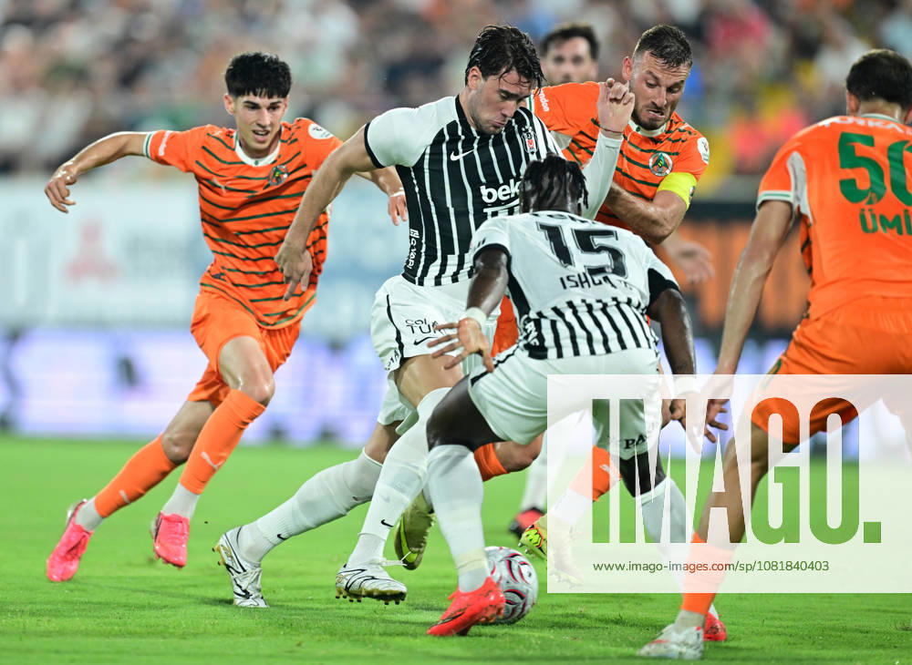 Alanyaspor v Besiktas - Turkish Super Lig ANTALYA, TURKIYE - AUGUST 23: Besiktas player Dusan Vlahovic (2nd L) competes with opponents during the Turkish Super Lig 2nd week match between Corendon Alanyaspor and Besiktas at Alanya Oba Stadium in Antalya, Turkiye on August 23, 2026. Orhan Cicek Anadolu Antalya Turkey. Editorial use only. Please get in touch for any other usage.