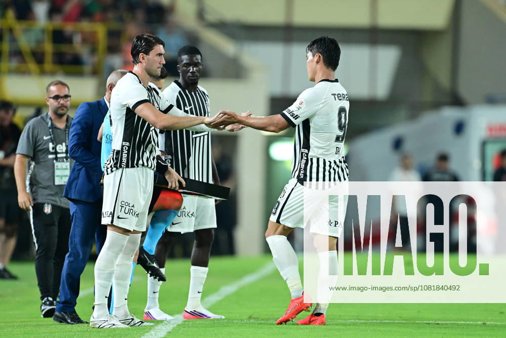 Alanyaspor v Besiktas - Turkish Super Lig ANTALYA, TURKIYE - AUGUST 23: Besiktas player Hyeongyu Oh (R) is replaced by Dusan Vlahovic during the Turkish Super Lig 2nd week match between Corendon Alanyaspor and Besiktas at Alanya Oba Stadium in Antalya, Turkiye on August 23, 2026. Orhan Cicek Anadolu Antalya Turkey. Editorial use only. Please get in touch for any other usage.