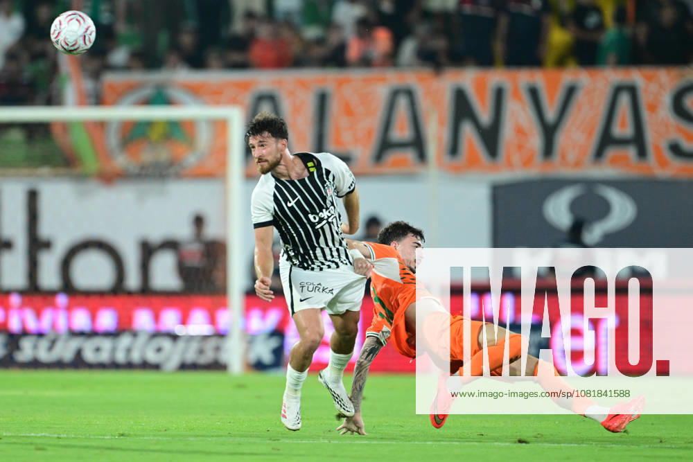 Alanyaspor v Besiktas - Turkish Super Lig ANTALYA, TURKIYE - AUGUST 23: Besiktas player Salih Ozcan (L) in action during the Turkish Super Lig 2nd week match between Corendon Alanyaspor and Besiktas at Alanya Oba Stadium in Antalya, Turkiye on August 23, 2026. Orhan Cicek Anadolu Antalya Turkey. Editorial use only. Please get in touch for any other usage.