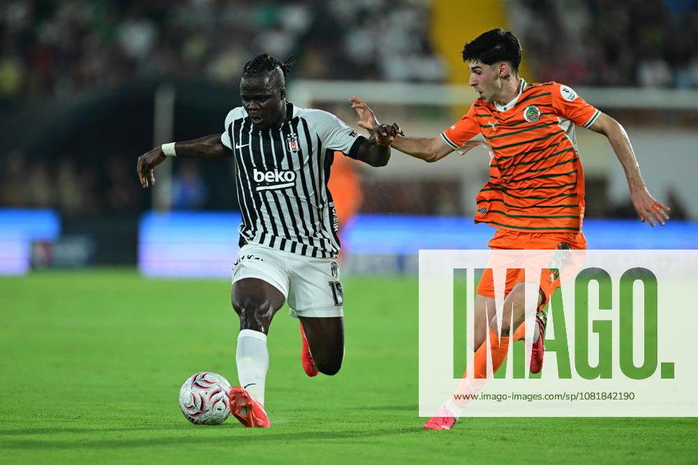 Alanyaspor v Besiktas - Turkish Super Lig ANTALYA, TURKIYE - AUGUST 23: Junior Ishola (15) of Besiktas in action against Umit Akdag (50) of Alanyaspor during the Turkish Super Lig 2nd week match between Corendon Alanyaspor and Besiktas at Alanya Oba Stadium in Antalya, Turkiye on August 23, 2026. Orhan Cicek Anadolu Antalya Turkey. Editorial use only. Please get in touch for any other usage.