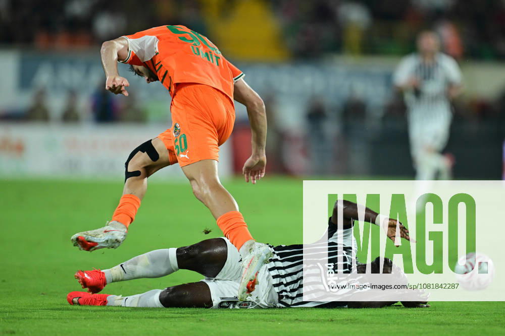 Alanyaspor v Besiktas - Turkish Super Lig ANTALYA, TURKIYE - AUGUST 23: Junior Ishola (15) of Besiktas in action against Umit Akdag (50) of Alanyaspor during the Turkish Super Lig 2nd week match between Corendon Alanyaspor and Besiktas at Alanya Oba Stadium in Antalya, Turkiye on August 23, 2026. Orhan Cicek Anadolu Antalya Turkey. Editorial use only. Please get in touch for any other usage.