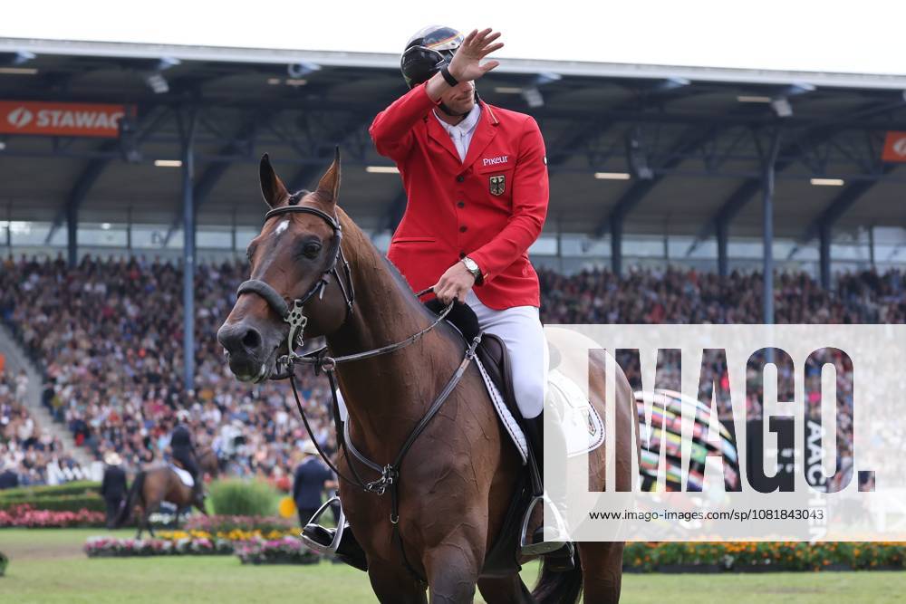 Richard Vogel (GER, Deutschland) mit Pferd United Touch S, Frust und Enttäuschung, Winken zu den Fans , Springen, FEI Jumping World Championship, WM, Weltmeisterschaft FEI Jumping World Championship, Competition Individual Final, Longines-Prize, Longines-Preis, Finale Einzelwertung, Jumping , AACHEN - FEI World Championships 2026, Weltfest des Pferdesports, Reitsport Weltmeisterschaft 2026, Aachen 2026, Welcome Home 2026, Aachener Soers, 11. bis 23. August 2026, Reitsport, 23.08.2026, Aachen Aachener Soers Deutschland