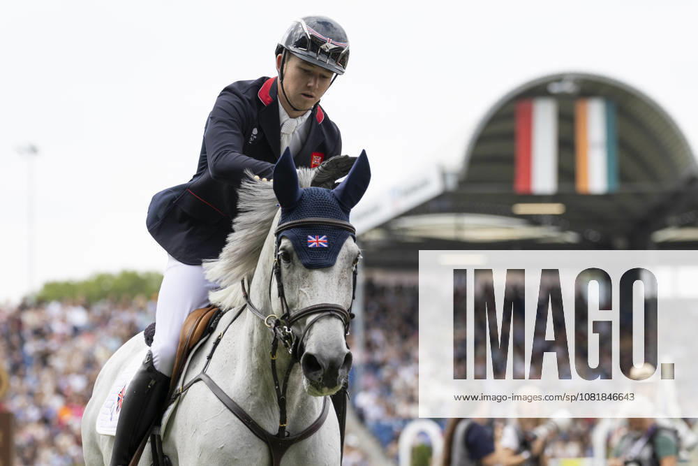 Harry CHARLES (GBR) auf LT Holst Freda, lobt sein Pferd, Einzelbild, Einzelaktion, im Springen S3, Umlauf A, FEI Jumping World Championship, WM, Weltmeisterschaft - Individual Final - LONGINES-Preis, am 23.08.2026, FEI Reit Weltmeisterschaft Aachen 2026 vom 11. - 23.08.2026 in Aachen Deutschland; Â