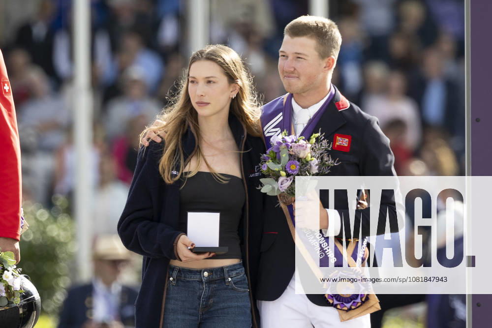Harry CHARLES (GBR) (re.) mit Ehefrau Eve JOBS (li.) und Besitzerin des Pferd LT Holst Freda, Freude, Lachen, bei der Siegerehrung, Springen S3, Umlauf A, FEI Jumping World Championship, WM, Weltmeisterschaft - Individual Final - LONGINES-Preis, am 23.08.2026, FEI Reit Weltmeisterschaft Aachen 2026 vom 11. - 23.08.2026 in Aachen Deutschland; Â
