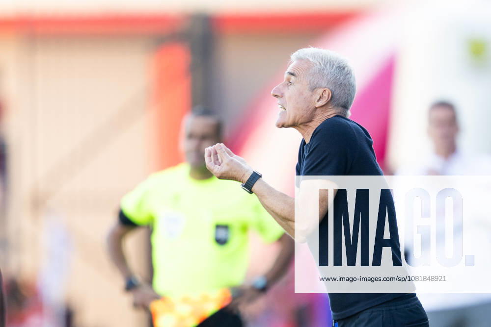 Head Coach of Gremio, Luis Castro gestures during a Brasileirao 2026 match between Bragantino and Gremio at Estadio Municipal Cicero De Souza Marques on August 23, 2026 in Braganca Paulista, Brazil (Photo by Richard Callis Sports Press Photo SPP)