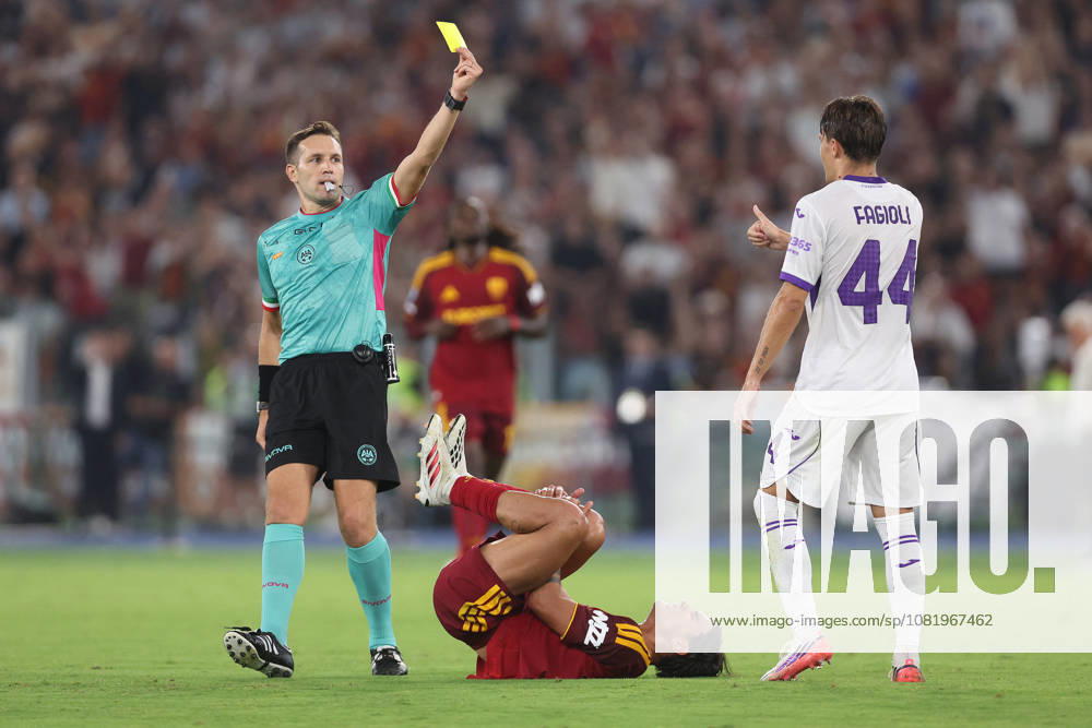 SOCCER - Serie A - AS Roma vs. ACF Fiorentina Photo by IPA ABACAPRESS.COM87772071 - Rome, Italy - August 24, 2026: Referee Matteo Marcenaro shows a red card to Nicolo Fagioli (central midfielder) of ACF Fiorentina during the 2026–2027 Italian Serie A–Enilive Championship soccer match between AS Roma and ACF Fiorentina at the Olympic Stadium in Rome. Rome Italy