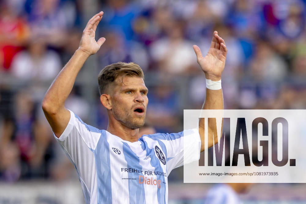 München, Deutschland 22. August 2026: DFB-Pokal - 2026 2027 - 1. Runde - TSV 1860 München gegen Holstein Kiel Im Bild: Florian Niederlechner (TSV) gestikuliert auf dem Spielfeld. DFB DFL regulations prohibit any use of photographs as image sequences and or quasi-video Grünwalder Stadion Bayern