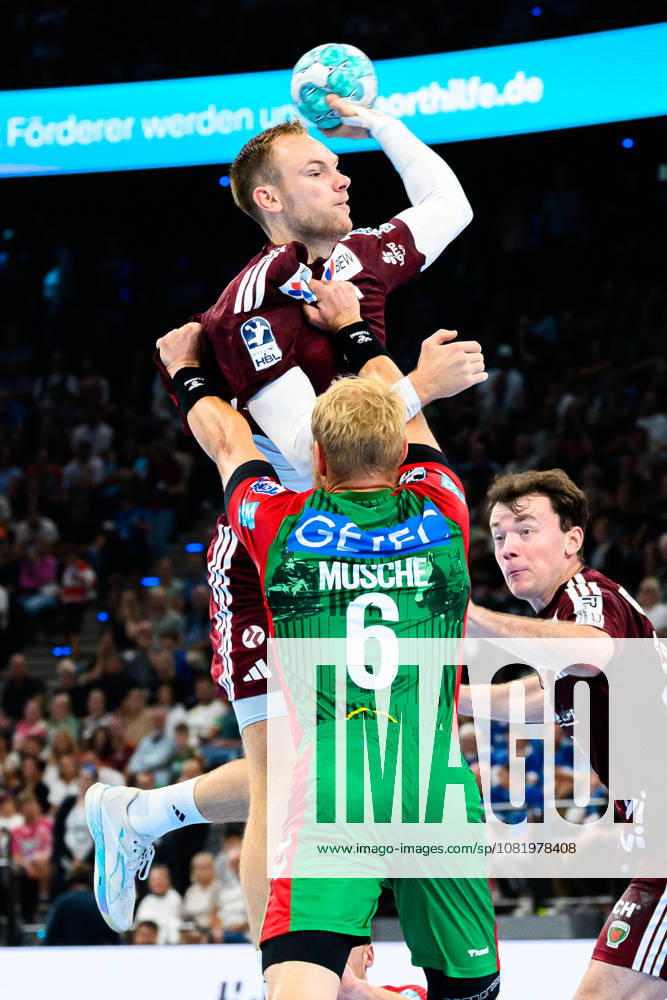 Muenchen: HBL Super Cup 2026 - SC Magdeburg - Fuechse Berlin v. li. im Zweikampf Mathias Gidsel (Berlin) und Matthias Musche (SC Magdeburg) Muenchen SAP Garden Bayern Deutschland