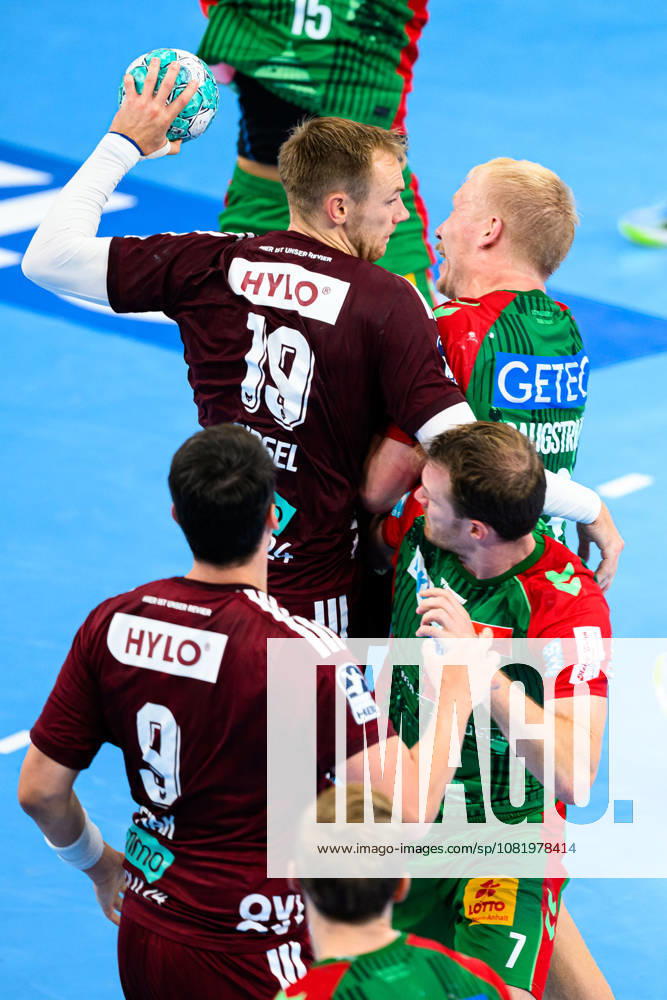 Muenchen: HBL Super Cup 2026 - SC Magdeburg - Fuechse Berlin Mathias Gidsel (Berlin), Magnus Saugstrup Jensen(SC Magdeburg), Frederik Simak (Berlin), Felix Claar (Magdeburg), Hylo Werbung Muenchen SAP Garden Bayern Deutschland