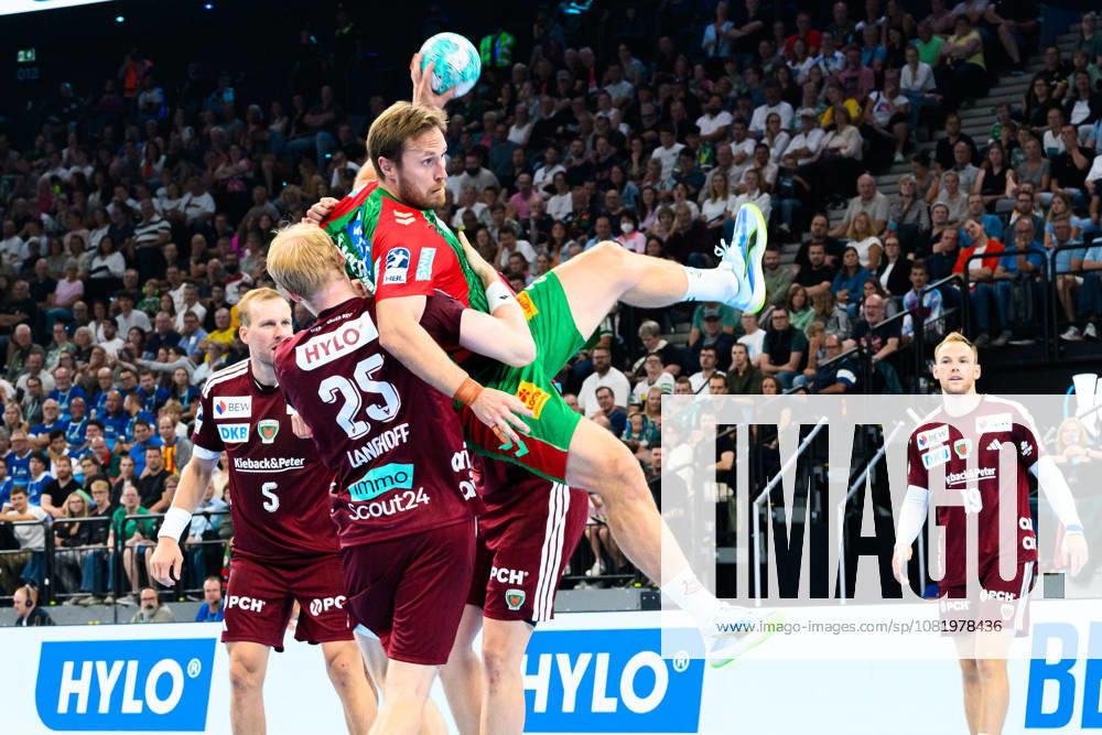 Muenchen: HBL Super Cup 2026 - SC Magdeburg - Fuechse Berlin v. li. im Zweikampf Matthes Langhoff (Berlin), Albin Lagergren (SC Magdeburg) Muenchen SAP Garden Bayern Deutschland