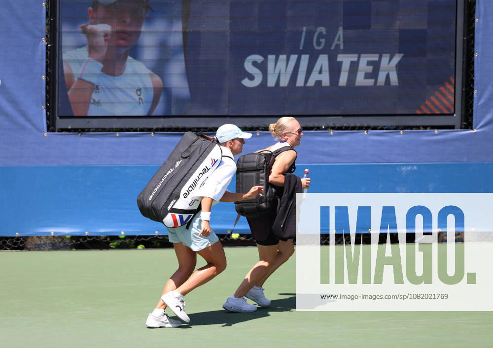 IGA SWIATEK and DARIA ABRAMOWICZ of Poland during practise session before US Open. New York, USA. New York City USA - ZUMAc278 20260826_zsp_c278_005