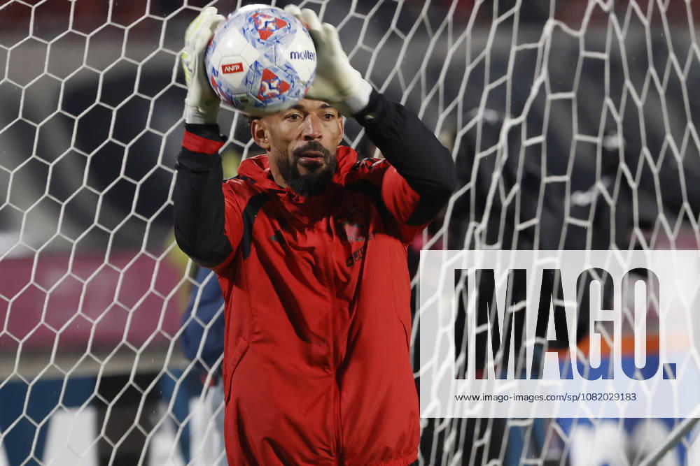 (260827) -- SANTIAGO, Aug. 27, 2026 () -- Colo Colo s goalkeeper Vozinha warms up before the Copa Chile group E football match between Colo Colo and Union Espanola in Santiago, Chile, on Aug. 26, 2026 (Str ) (SP)CHILE-SANTIAGO-FOOTBALL-COPA CHILE-COLO COLO VS UNION ESPANOLA Xinhua