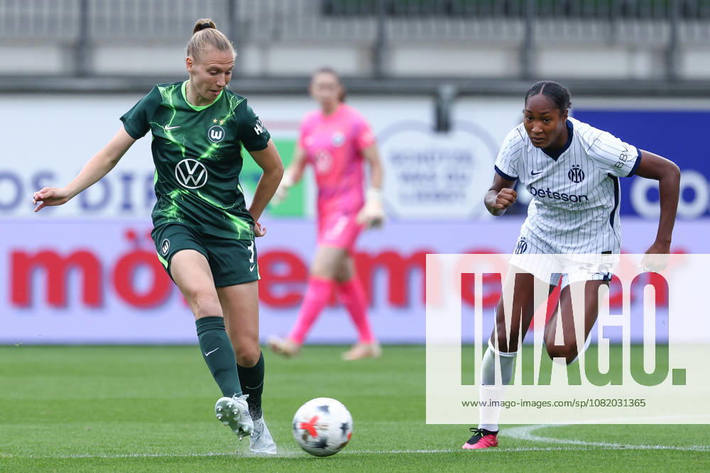 V.li.: Lieske Carleer (VfL Wolfsburg, 3) und Brittany Raphino (Inter Mailand, 26) im Zweikampf, Duell, Dynamik, Aktion, Action, Spielszene, 26.08.2026, Wolfsburg (Deutschland), Fussball, UEFA Womens Champions League, VfL Wolfsburg - Inter Mailand