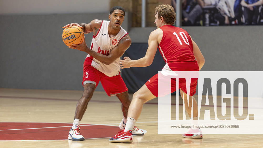 Im Bild: v.li. Kenny Dye (Wuerzburg Baskets, 5) am Ball gegen Calvin Wishart (Wuerzburg Baskets, 10) 27.08.2026, Medientraining der Fitness First Wuerzburg Baskets 2026-27, Deutschland, Wuerzburg, Trainingszentrum,