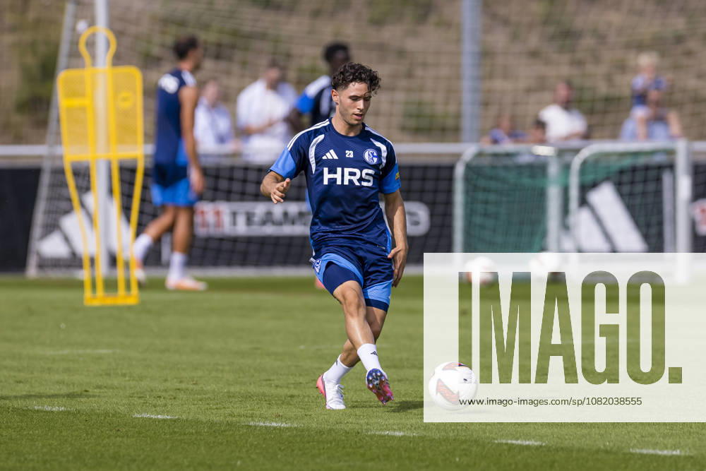 Fussball, Training des FC Schalke 04. Soufiane El-Faouzi (FC Schalke 04). Gelsenkirchen Trainingsgelände FC Schalke 04 NRW Deutschland xRHR-FOTO YYx