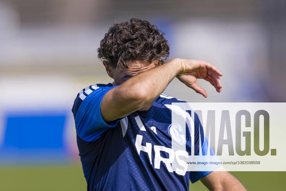 Fussball, Training des FC Schalke 04. Soufiane El-Faouzi (FC Schalke 04) wischt sich das Gesicht ab. Gelsenkirchen Trainingsgelände FC Schalke 04 NRW Deutschland xRHR-FOTO YYx