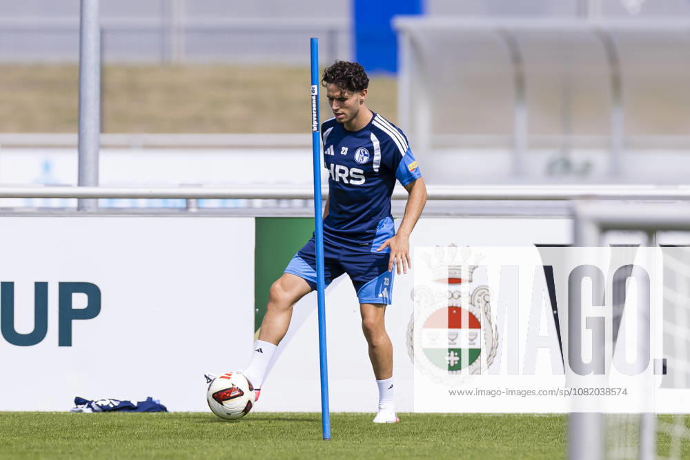 Fussball, Training des FC Schalke 04. Soufiane El-Faouzi (FC Schalke 04). Gelsenkirchen Trainingsgelände FC Schalke 04 NRW Deutschland xRHR-FOTO YYx