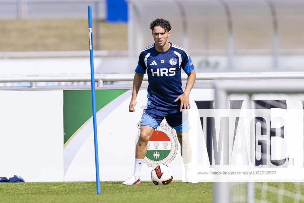 Fussball, Training des FC Schalke 04. Soufiane El-Faouzi (FC Schalke 04). Gelsenkirchen Trainingsgelände FC Schalke 04 NRW Deutschland xRHR-FOTO YYx