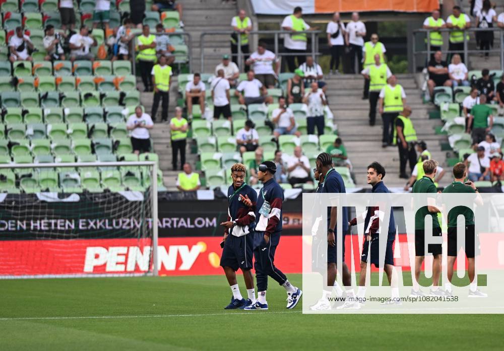 Ferencvaros v Trabzonspor - UEFA Europa League BUDAPEST, HUNGARY - AUGUST 27: Trabzonspor players walk around the pitch prior to the UEFA Europa League play-off second-leg match against Ferencvaros at Groupama Stadium in Budapest, Hungary on August 27, 2026. Hakan Burak Altunoz Anadolu Budapest Hungary. Editorial use only. Please get in touch for any other usage.