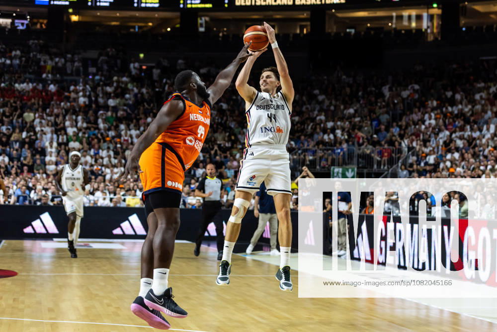 GER, FIBA ‹Basketball World Cup 2027, European Qualifiers Köln, Deutschland-Türkei David Kraemer (Deutschland, 44), Nathan Kuta (Niederlande, 99) Köln LANXESS arena Nordrhein-Westfalen Deutschland
