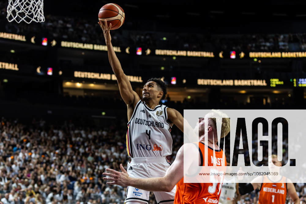 GER, FIBA ‹Basketball World Cup 2027, European Qualifiers Köln, Deutschland-Türkei Maodo Lo (Deutschland, 4) im Zweikampf gegen Rienk Mast (Niederlande, 51) Köln LANXESS arena Nordrhein-Westfalen Deutschland