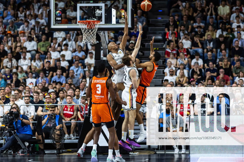 GER, FIBA ‹Basketball World Cup 2027, European Qualifiers Köln, Deutschland-Türkei Louis Olinde (Deutschland, 16), Malte Delow (Deutschland, 20) im Zweikampf gegen Yannick Franke (Niederlande, 0) Köln LANXESS arena Nordrhein-Westfalen Deutschland
