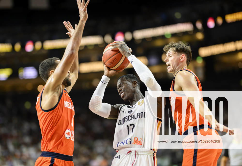 Dennis Schröder (Deutschland) zwischen zwei Spielern der Niederlande, Aktion, Basketball Männer FIBA WM-Qualifikationsspiel, Second Round Group K, Deutschland - Niederlande, am 27.08.2026 in Köln Deutschland LanxessArena