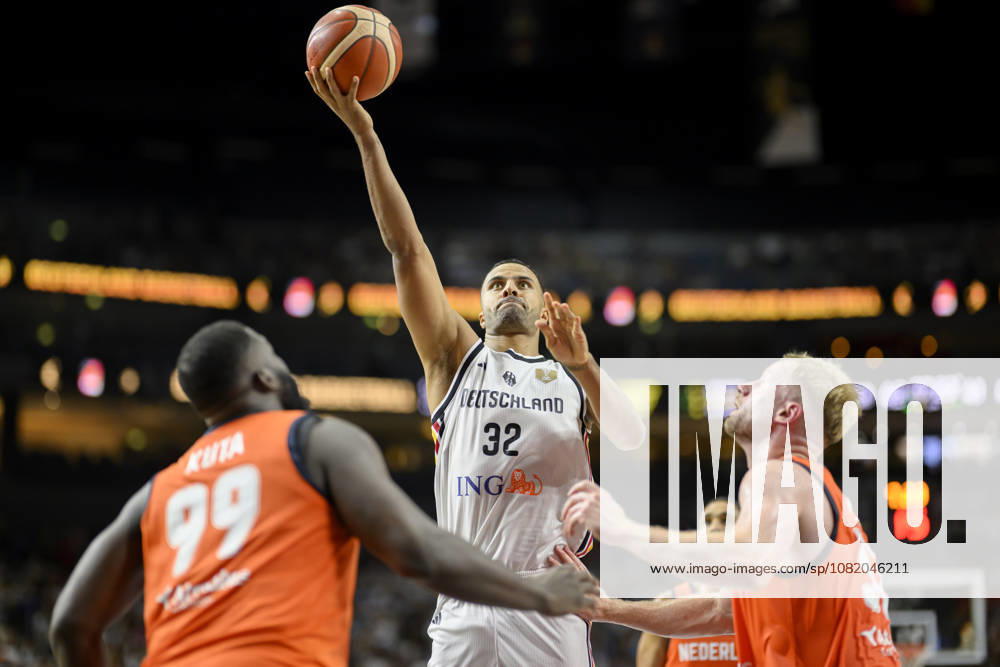 Johannes Thiemann (Deutschland) in Aktion, Wurf, l. Nathan Kuta (Niederlande). Basketball Männer FIBA WM-Qualifikationsspiel, Second Round Group K, Deutschland - Niederlande, am 27.08.2026 in Köln Deutschland LanxessArena