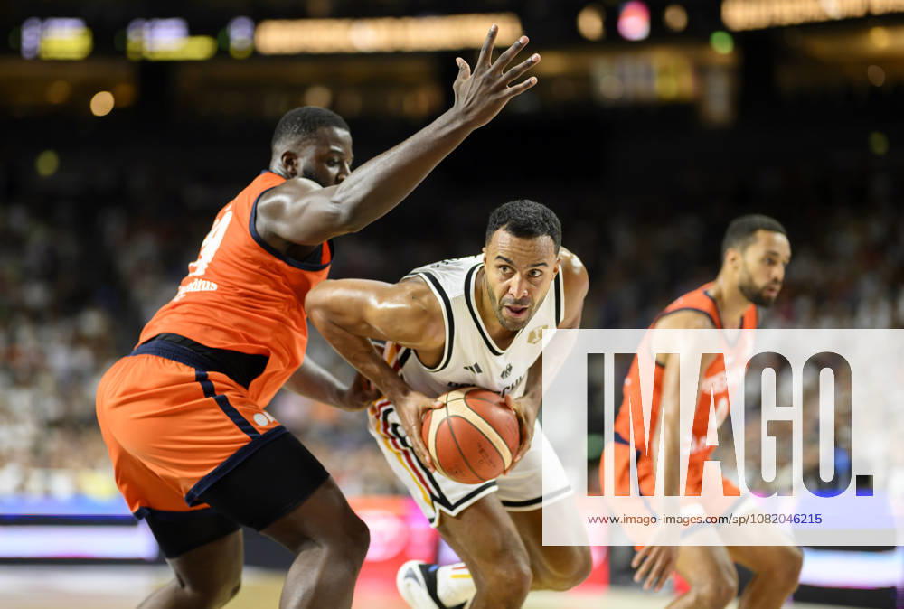 Johannes Thiemann (Deutschland) in Aktion, gegen Nathan Kuta l. (Niederlande). Basketball Männer FIBA WM-Qualifikationsspiel, Second Round Group K, Deutschland - Niederlande, am 27.08.2026 in Köln Deutschland LanxessArena