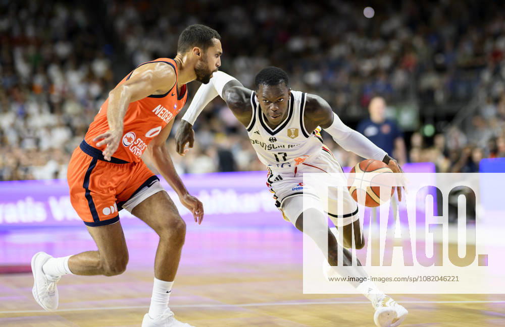 Dennis Schröder (Deutschland) in Aktion, gegen Yannik Franke (Niederlande), Zweikampf. Basketball Männer FIBA WM-Qualifikationsspiel, Second Round Group K, Deutschland - Niederlande, am 27.08.2026 in Köln Deutschland LanxessArena
