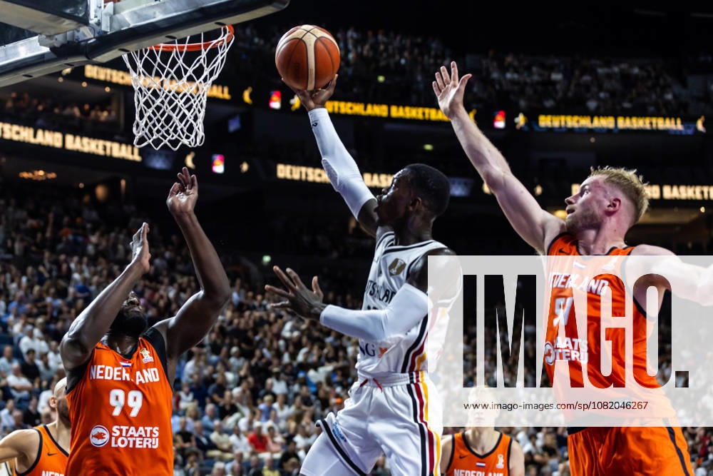 GER, FIBA ‹Basketball World Cup 2027, European Qualifiers Köln, Deutschland-Türkei Dennis Schroeder (Deutschland, 17) im Zweikampf gegen Rienk Mast (Niederlande, 51) Köln LANXESS arena Nordrhein-Westfalen Deutschland