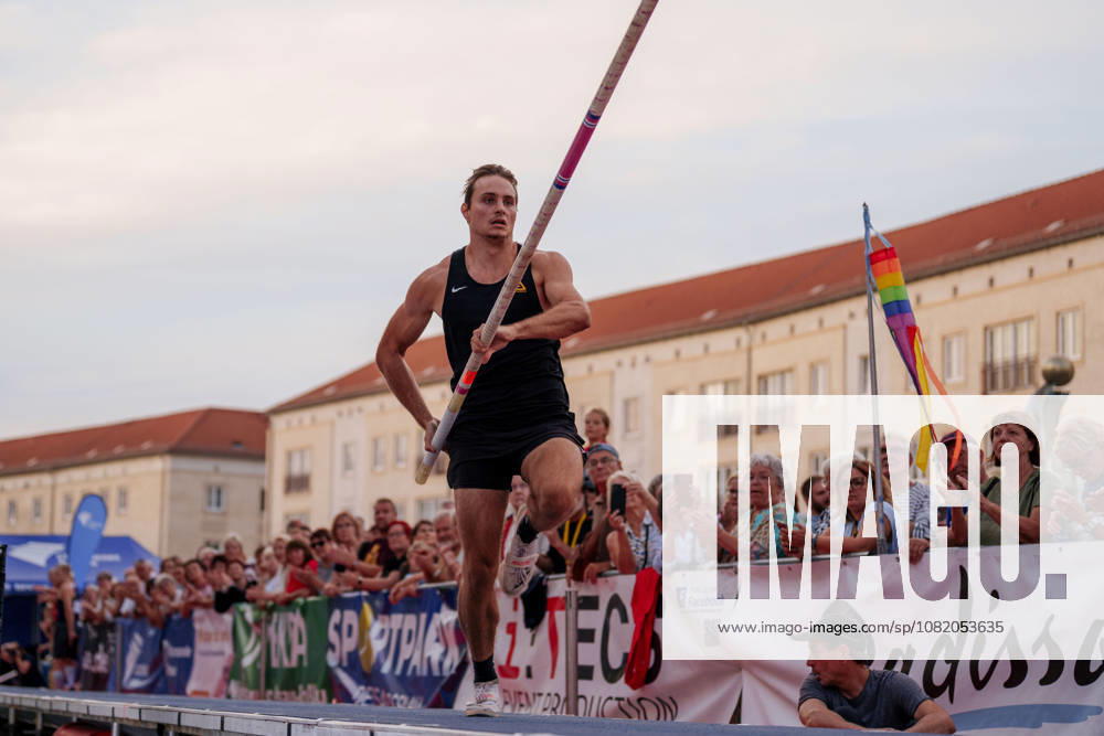 6. Internationales DVV-Stadtwerke Stabhochsprungmeeting Marec Metzger (TSV Gräfelfing) beim Anlauf am 27.08.2026 auf dem Marktplatz Dessau, Dessau-Roßlau (Sachsen-Anhalt) Dessau-Roßlau Marktplatz Dessau Sachsen-Anhalt Deutschland