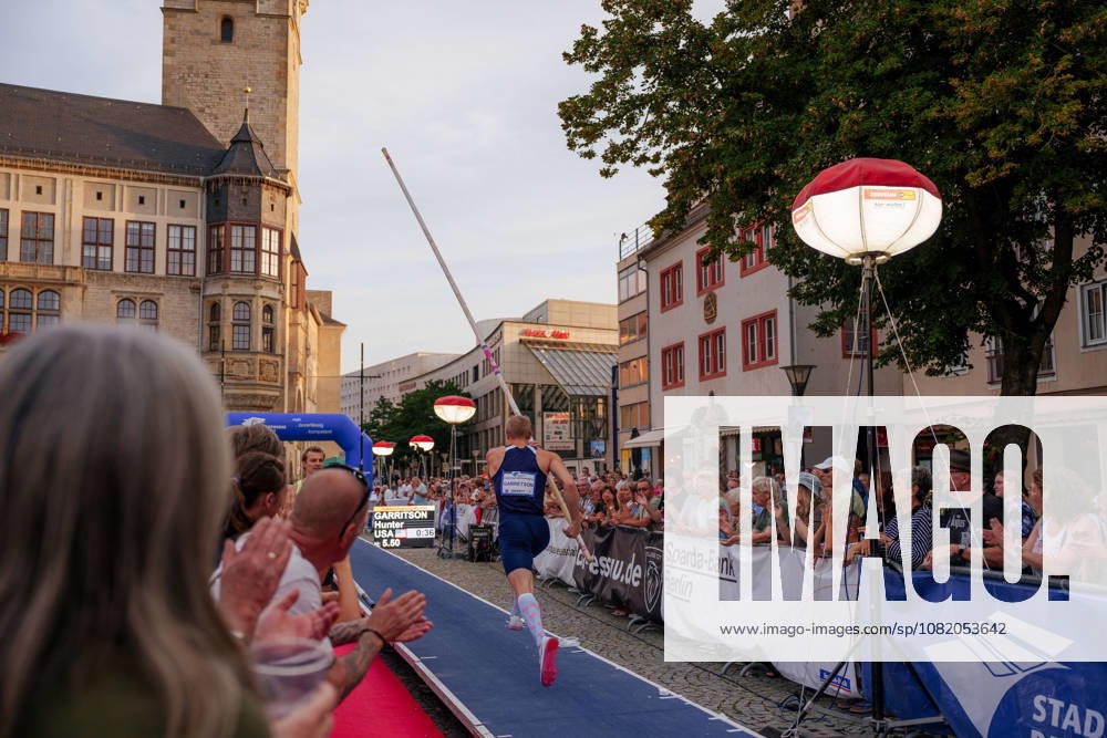 6. Internationales DVV-Stadtwerke Stabhochsprungmeeting Hunter Garretson (USA) beim Anlauf am 27.08.2026 auf dem Marktplatz Dessau, Dessau-Roßlau (Sachsen-Anhalt) Dessau-Roßlau Marktplatz Dessau Sachsen-Anhalt Deutschland