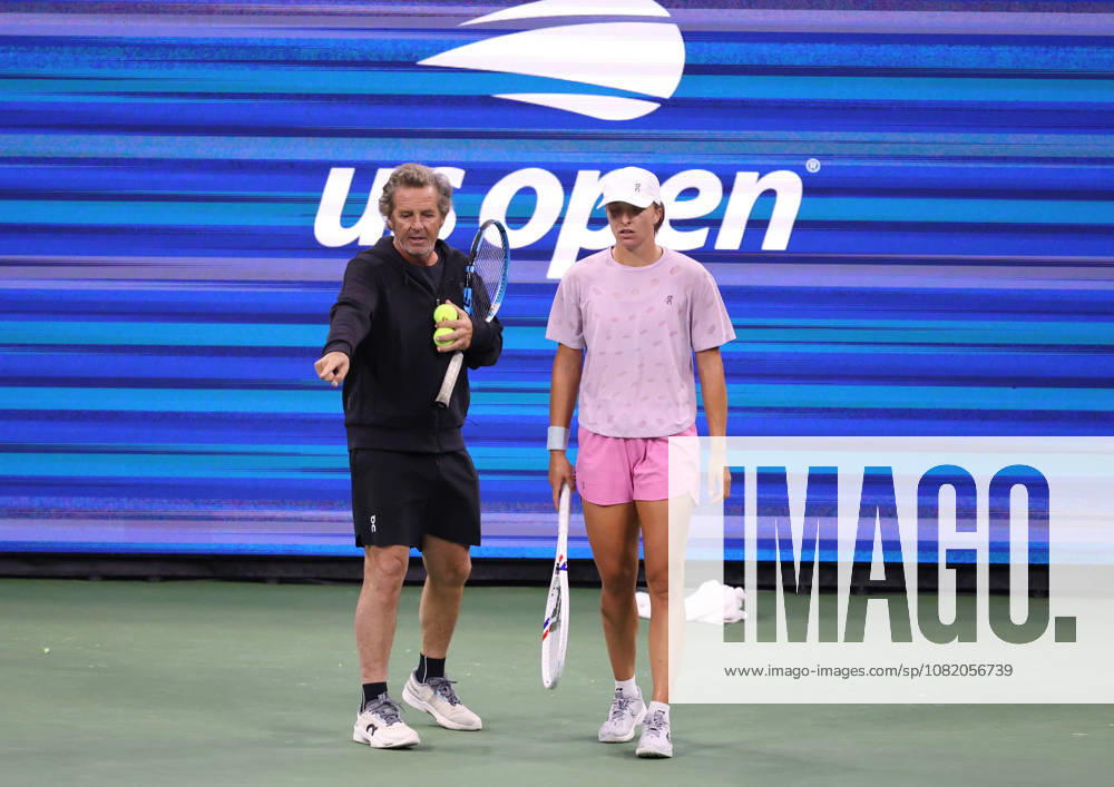 IGA SWIATEK of Poland and FRANCISCO ROIG of Spain during practise session before US Open. New York, USA. New York City USA - ZUMAc278 20260827_zsp_c278_006