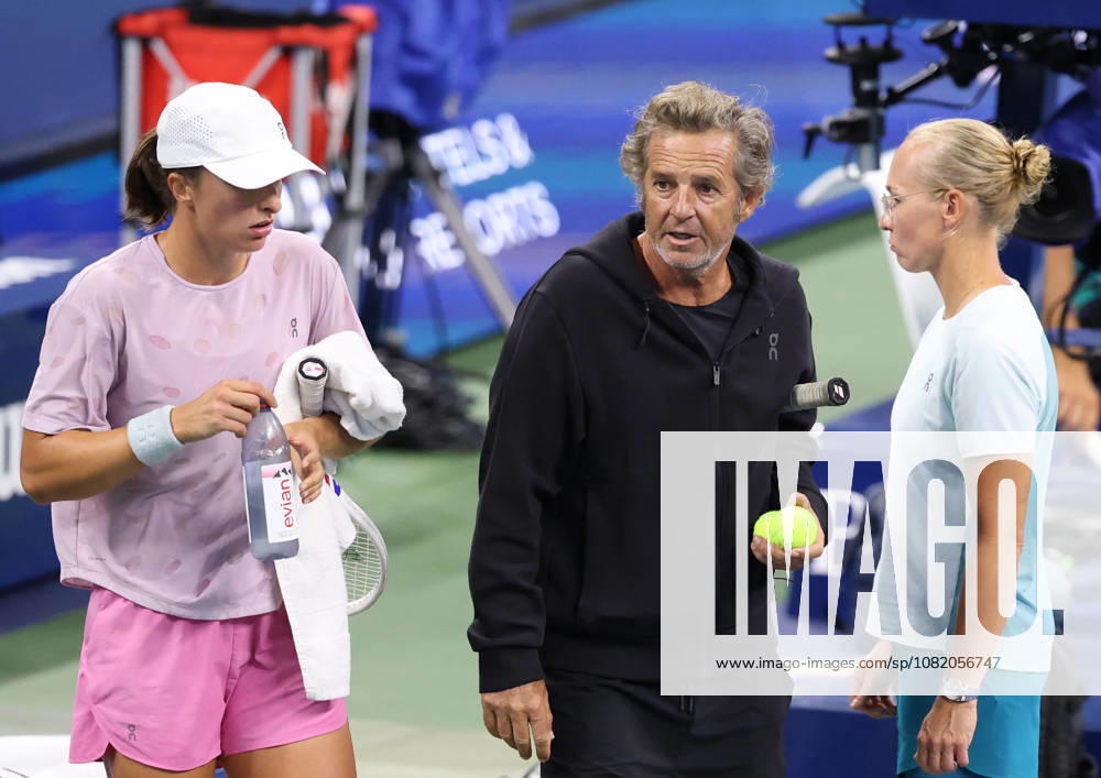 FRANCISCO ROIG of Spain, IGA SWIATEK and DARIA ABRAMOWICZ of Poland during practise session before US Open. New York, USA. New York City USA - ZUMAc278 20260827_zsp_c278_011